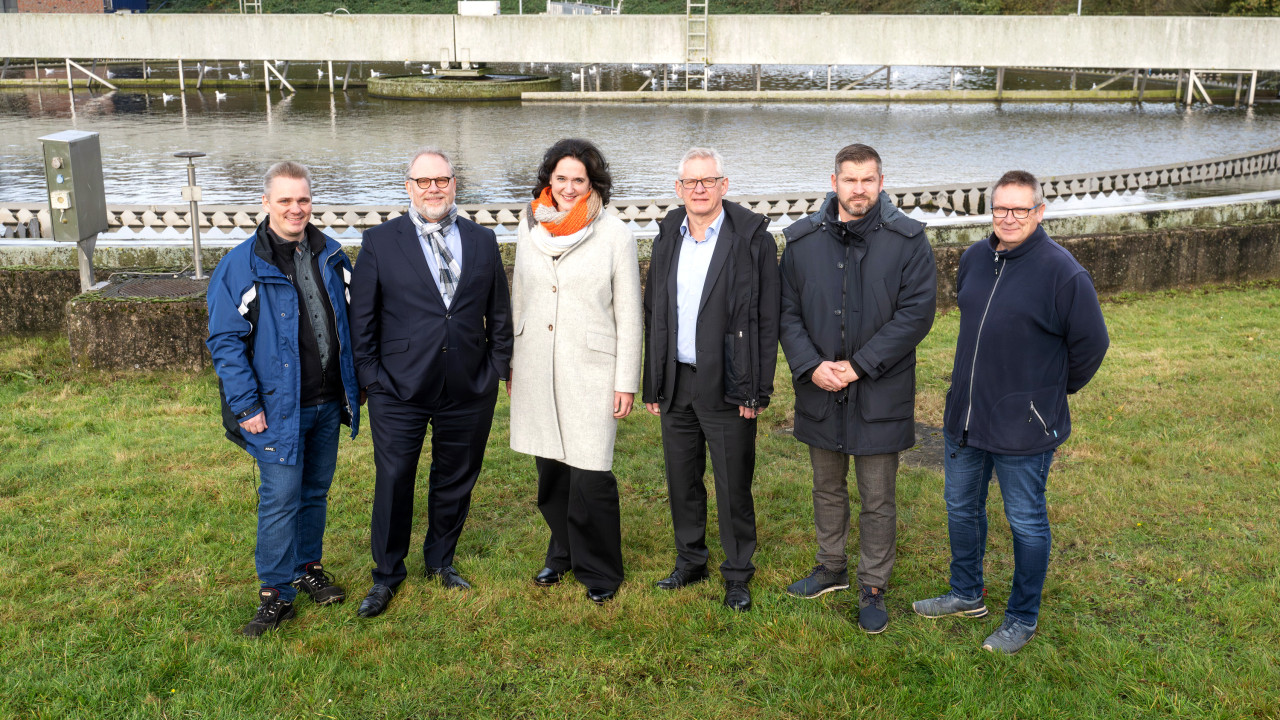 Auf dem Bild von links: Sven Weddermann (Leiter Verfahrenstechnik Kläranlage Seehausen), Ekkehart Siering (Geschäftsführer hanseWasser), Umweltsenatorin Kathrin Moosdorf, Dr. Georg Grunwald (Geschäftsführer Umweltbetrieb Bremen), Oliver Fröhlich (Ortsamtsleiter Blumenthal) und Stefan Walkowiak (Leiter Verfahrenstechnik Kläranlage Farge).