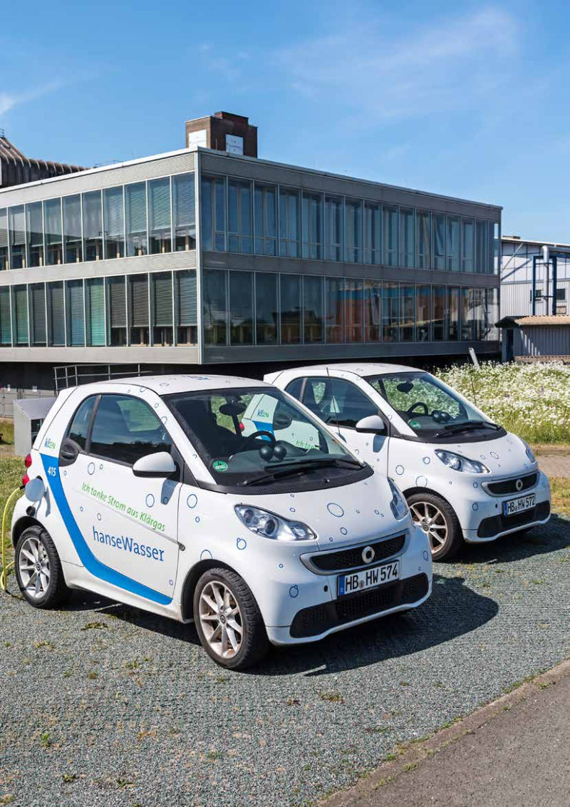 Zwei elekrisch betriebene Smarts an der Ladestation in Seehausen