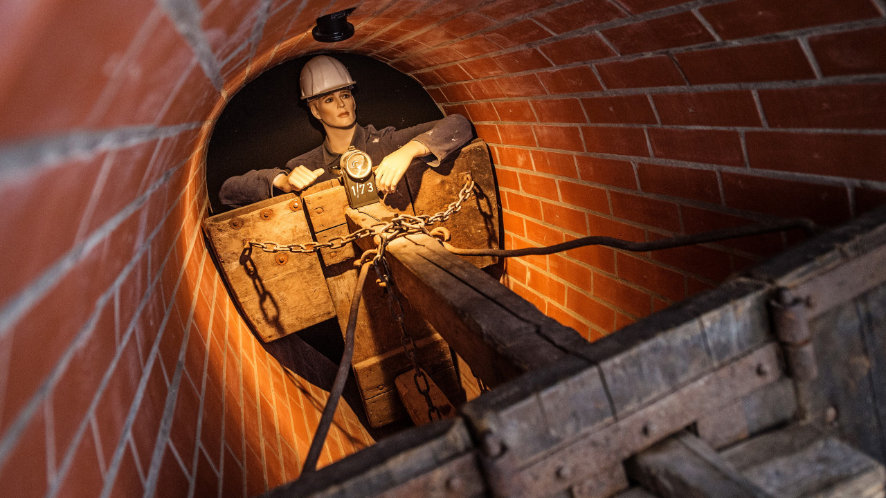 Blick in den Ausstellungskanal mit Werkzeug und einer Schaufensterpuppe